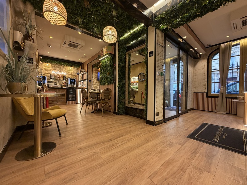 Vestíbulo y rincón de estar del Hôtel Nation Montmartre