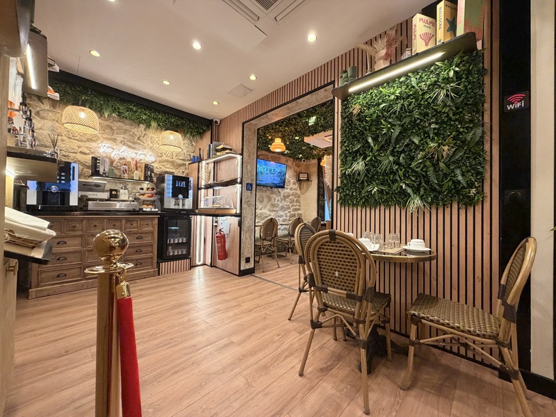 La entrada de la sala de desayunos y su bufé