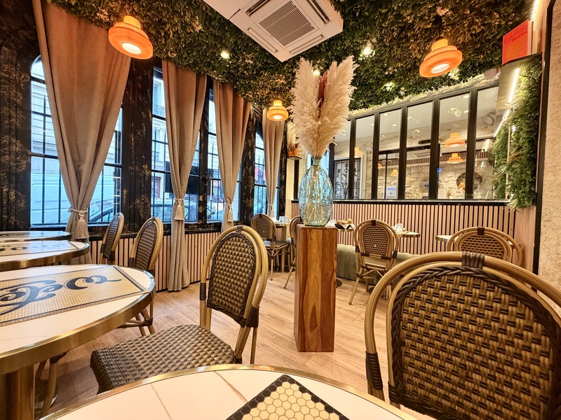 La sala de desayunos y sus grandes ventanales con cortinas