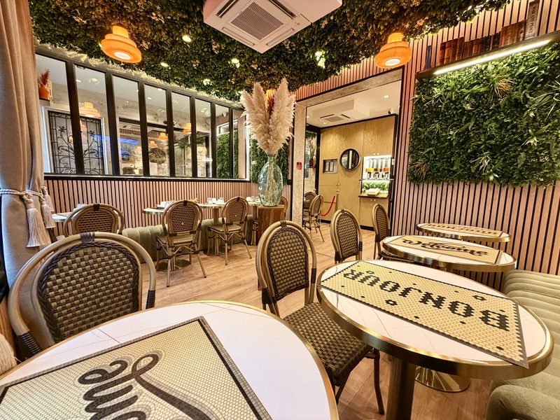Las mesas de bistró de la sala de desayunos con su tablero de mosaico