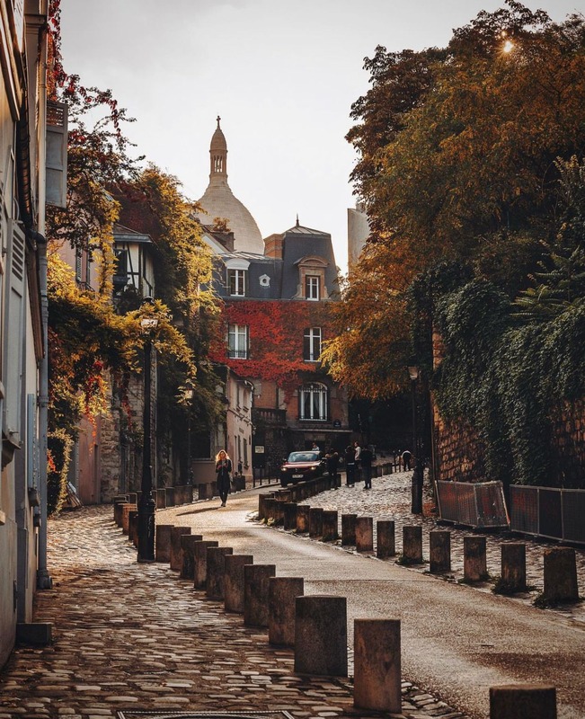 Una calle de Montmartre en otoño