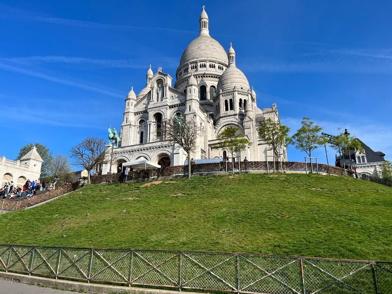 La colina del Sacré-Cœur y su césped