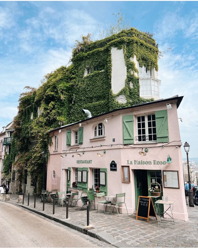 La Maison Rose y su fachada cubierta de hiedra, en la rue de l’Abreuvoir, en Montmartre