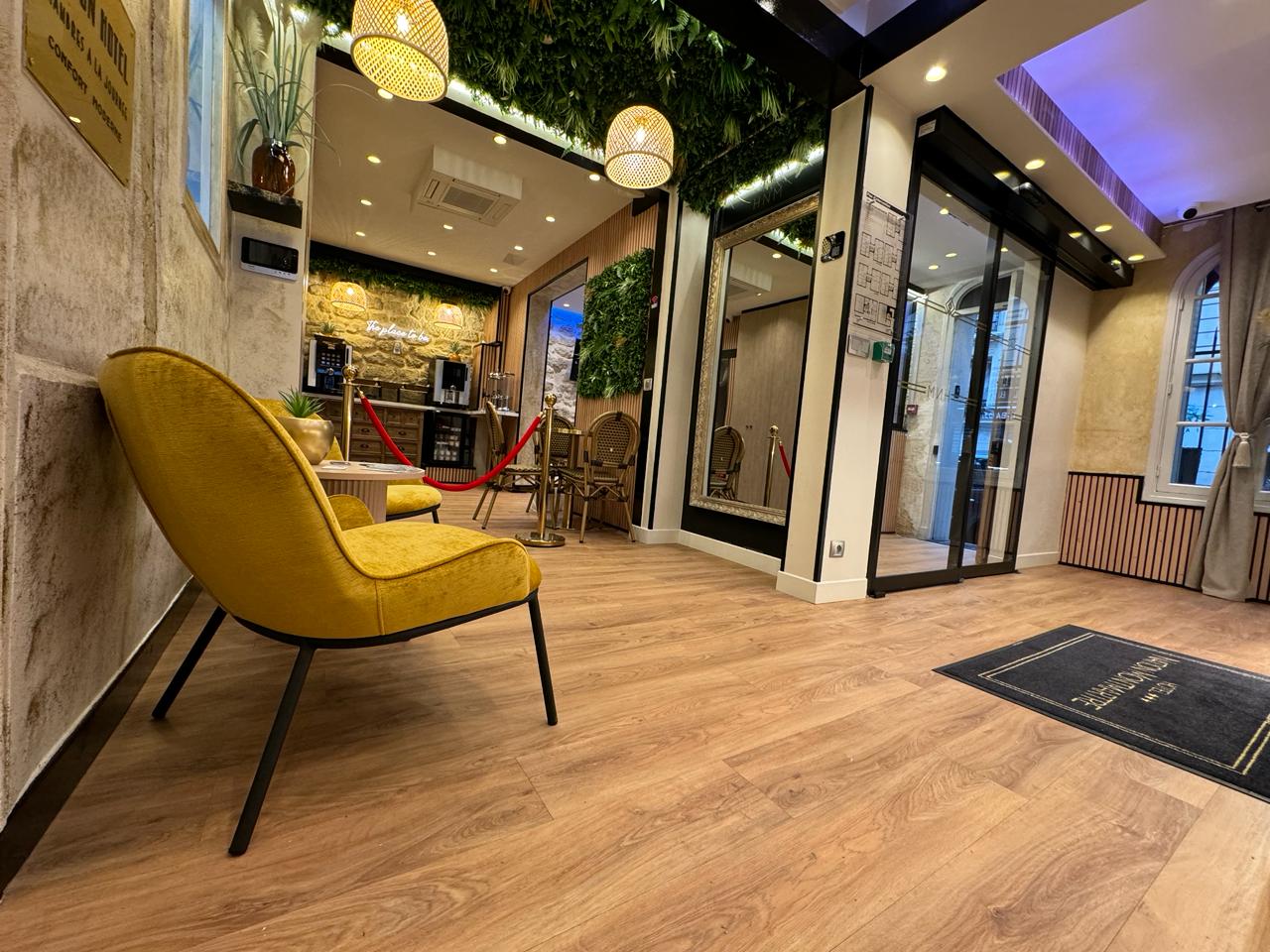 Die Sessel in der Lobby des Hotels