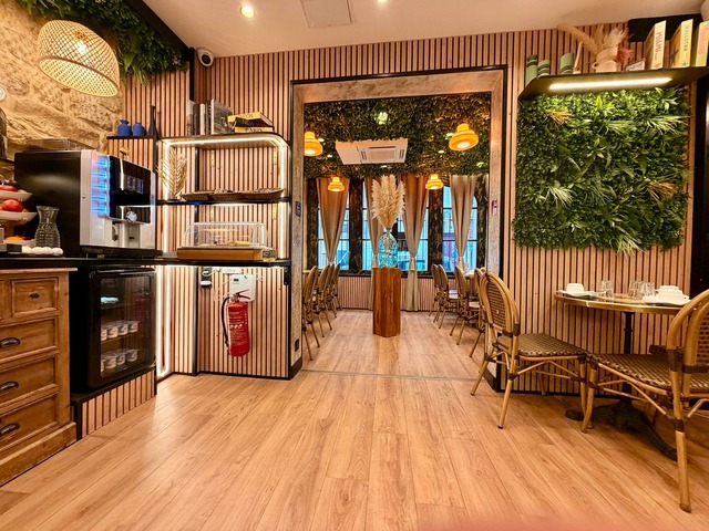 The breakfast room looking towards the buffet, between two green walls