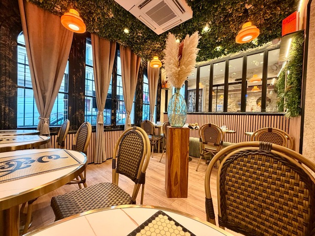 The breakfast room and its tall windows with curtains