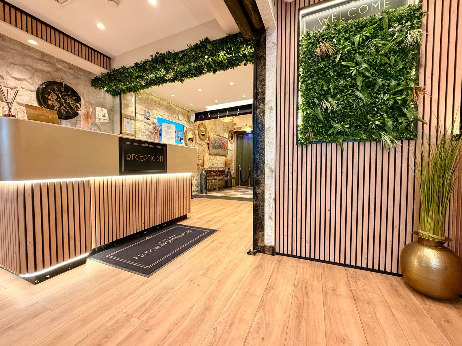 Der Eingang des Hotels, die Rezeption und die Pflanzenwand