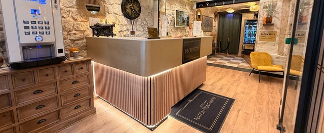 The reception and lobby of Hôtel Nation Montmartre